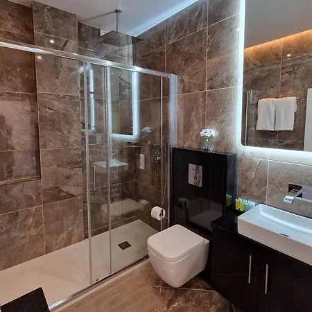Sveltos 3 Bedroom Hotel de apartamente Larnaca
